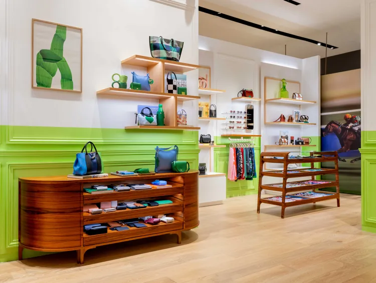 店內呈現藝廊般的現代巴黎公寓風格。品牌提供