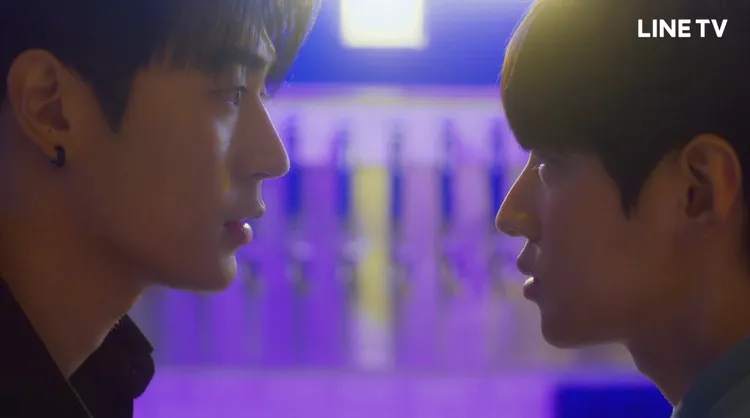 《語意錯誤》經典橋段主演朴栖含（左）向朴宰燦「預告，1分鐘後我要親你」。翻攝 LINE TV