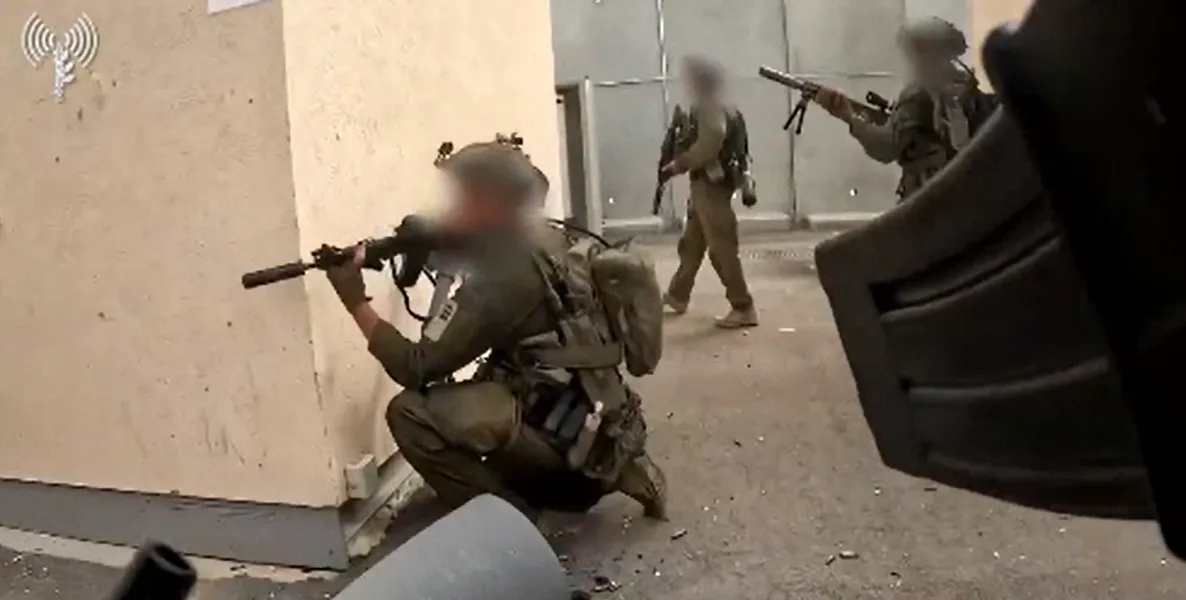 在以軍第一視角的影片中，訓練有素的以色列軍人清剿哈瑪斯成員。翻攝X@Daniel Hagari