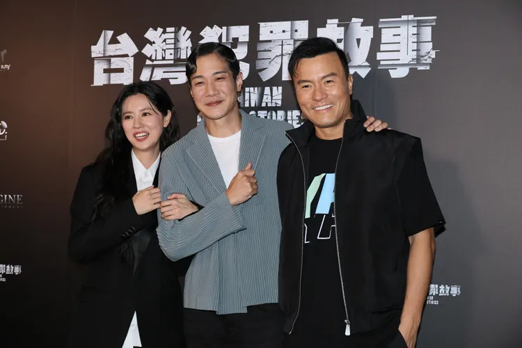 薛仕凌跟眾星開心慶功。娛樂中心攝