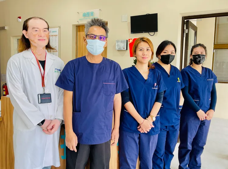 陳逸文醫師(左1)加入南迴診所，與學弟徐超斌(左2)攜手圓夢。翻攝南迴基金會臉書