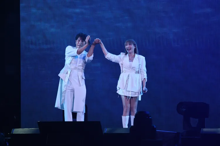 孫協志牽著夏宇童的手。娛樂中心攝