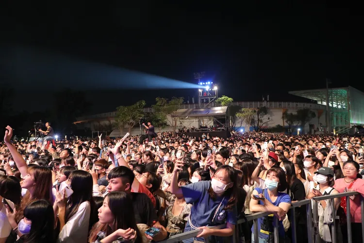 粉絲爭睹偶像風采。市府提供