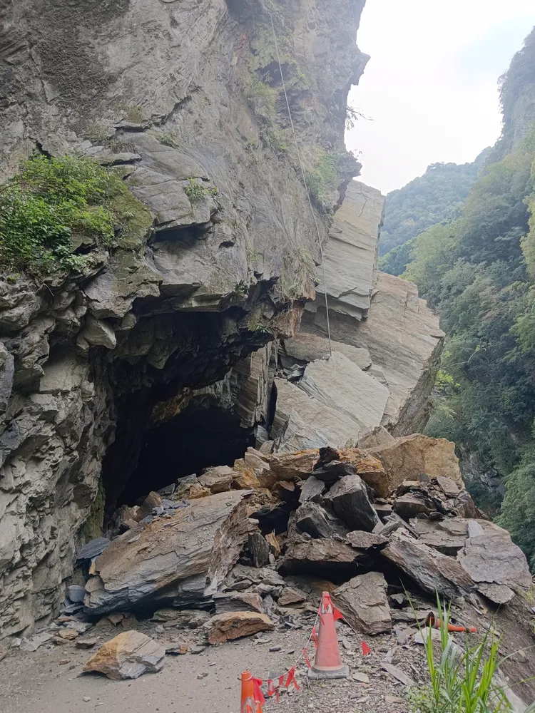 白楊步道第四隧道口發生大量土石崩塌。翻攝自太魯閣國家公園臉書