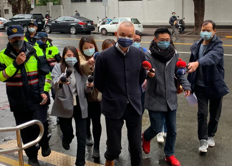 國寶集團總裁朱國榮(中)棄保潛逃遭通緝。資料照片