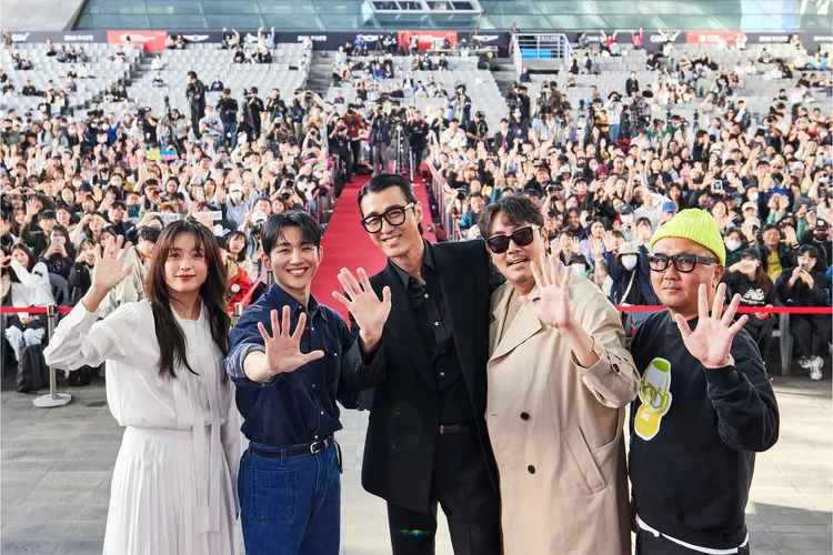 《信徒2》導演白宗烈（右起）、趙震雄、車勝元、吳承勳、韓孝周，日前出席釜山影展的戶外座談。釜山影展提供