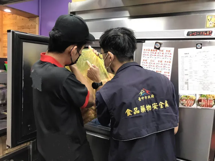 稽查員查核肉品標示。翻攝畫面