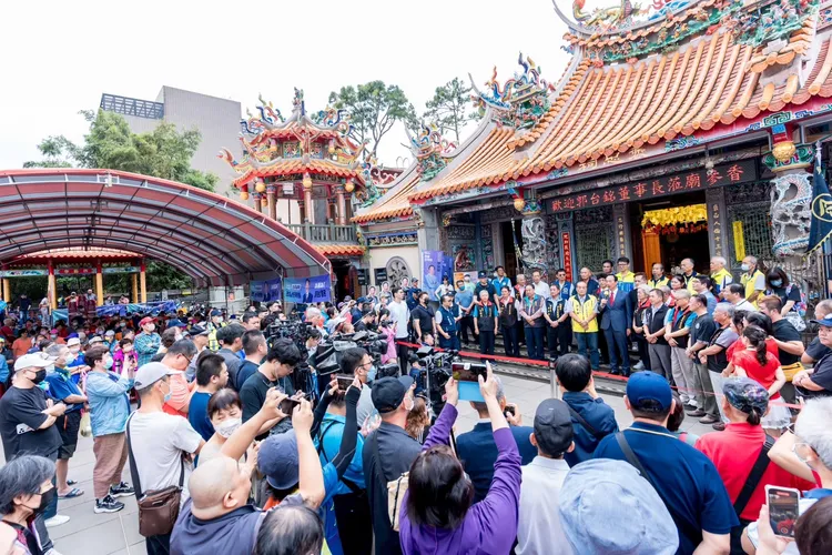 郭台銘今赴桃園褒忠祠義民廟參拜，現場支持者不少。郭辦提供