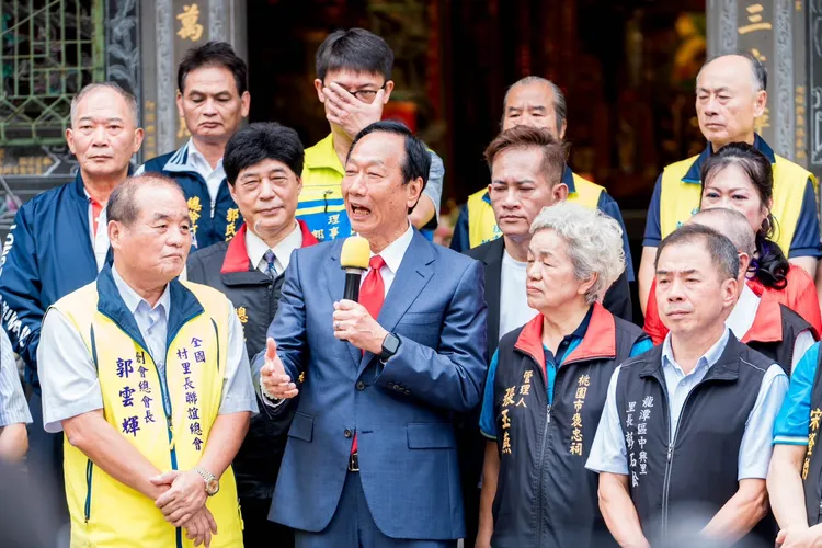 郭台銘今赴桃園褒忠祠義民廟參拜。郭辦提供