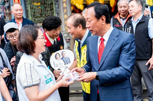 郭台銘與藍白別苗頭!拋「經濟建設比政治改革重要」 巧遇賴香伶!好互動嗅出「郭柯配」