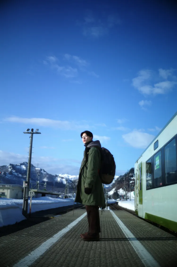 許光漢片中坐火車到日本旅行，尋找與初戀的回憶。翻滾吧男孩電影有限公司提供