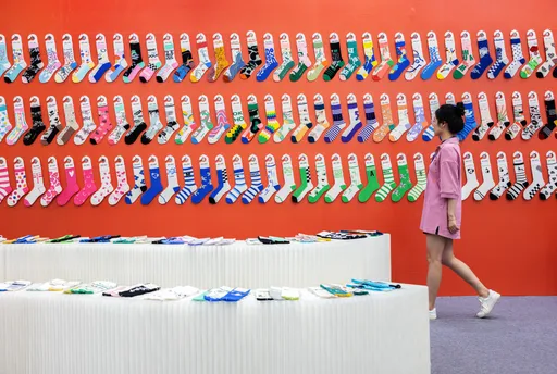 中國媒體推崇年輕人「反向消費」不崇拜高價名牌 網笑:沒錢造成的