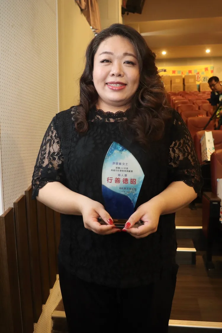 許家倫指導六龜、寶來偏鄉孩子們學習聲樂，從音樂中學會族語傳承，今年獲選112年度高雄市社會教育貢獻獎。教育局提供