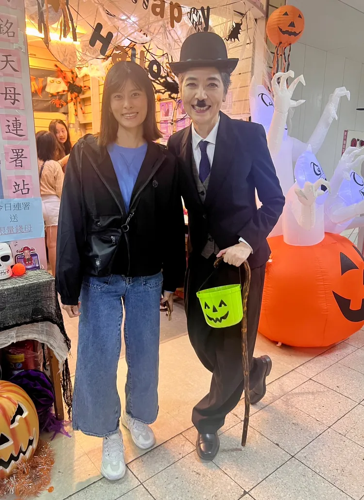 賴佩霞化身卓別林，吸引民眾合照。讀者提供