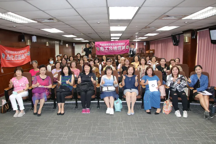 移民署臺北市服務站定期舉辦志工通譯隊教育訓練，由一群熱情有朝氣的志工們參訓，其中不乏退休員工參加。翻攝畫面