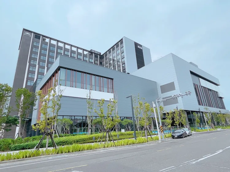 南山廣場預計今年開幕，將引入百貨公司、電影院等業者，吸引人潮湧入。永慶房產集團提供