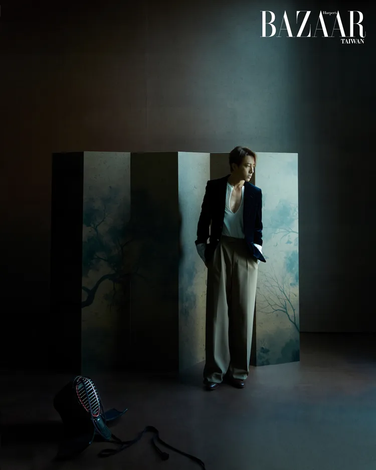 坤達拍攝《Harper’s BAZAAR MEN》封面。《Harper’s BAZAAR MEN》國際中文版提供