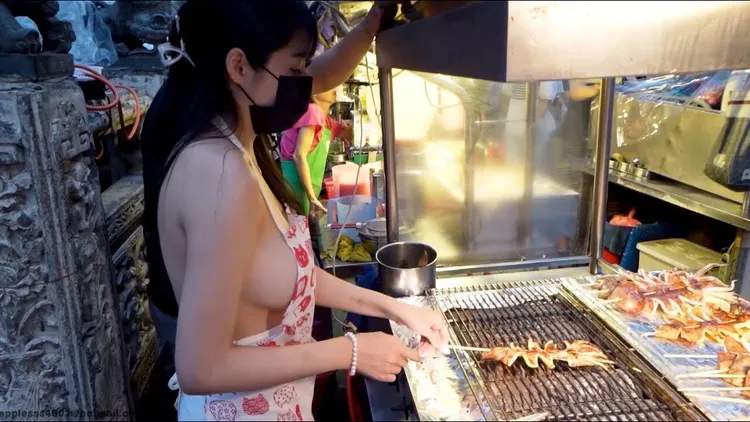 正妹胸前只有一塊布遮住重點部位，渾圓側乳霸氣外露，高清影片首度曝光。翻攝《黑男邱比特》的YouTube頻道