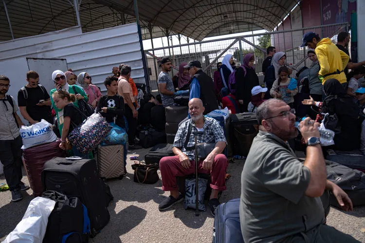 巴人16日在拉法關卡加薩一側等候，希望經由埃及出境。美聯社