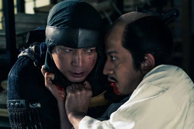 今年NHK大河劇《怎麼辦家康》主角松本潤（左）親自說服岡田准一飾演織田信長。翻攝日本yahoo