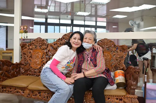 陳亞蘭金鐘跳「地板霹靂舞」有洋蔥 好友秒阻:58了!別閃到腰