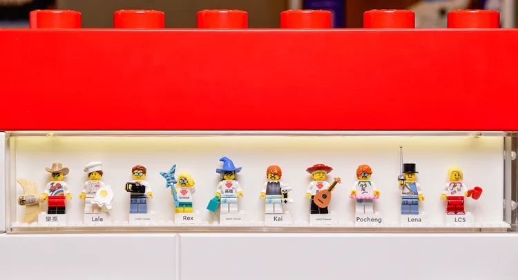 民眾可自由選擇頭部、頭飾、軀幹、腿與配件。品牌提供