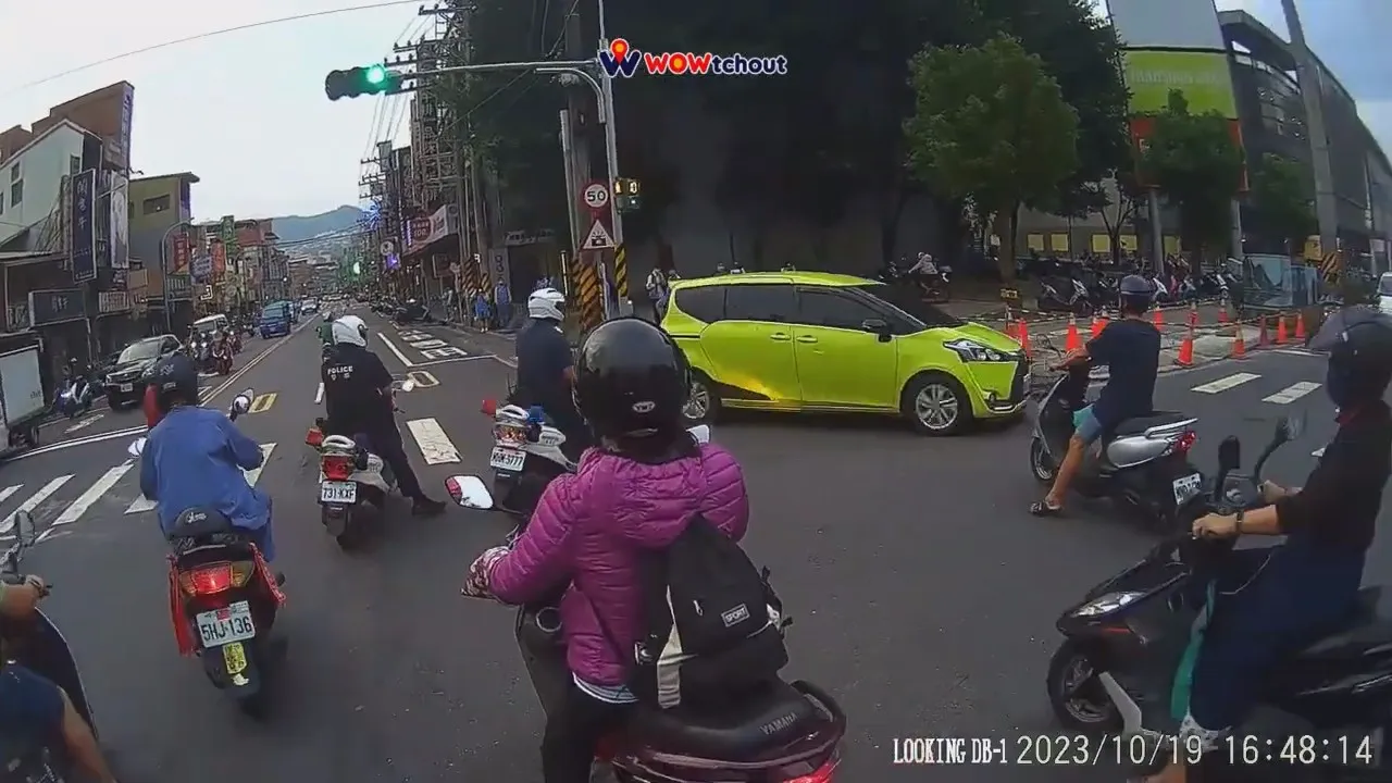 逆向螢光綠色自小客車違規後還想逃竄,2名警員立即騎警用機車追逮。翻攝自「wowtchout – 地圖型行車影像分享平台」