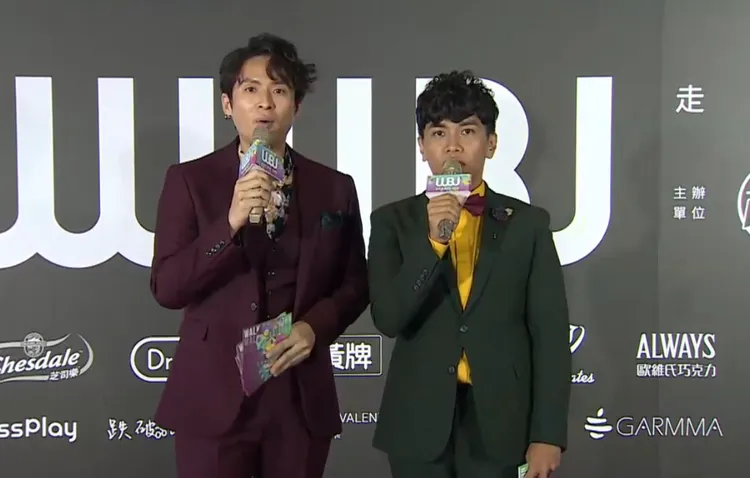 拿拿摳(左)救急走鐘獎紅毯主持。翻攝走鐘獎頒獎典禮YT