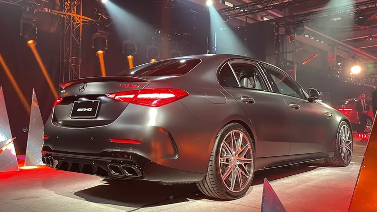 C 63 S E PERFORMANCE除了 AMG Performance 4MATIC+ 主動式四輪驅動系統，還有 AMG RIDE CONTROL 可變阻尼懸吊系統與後軸轉向系統。林浩昇攝