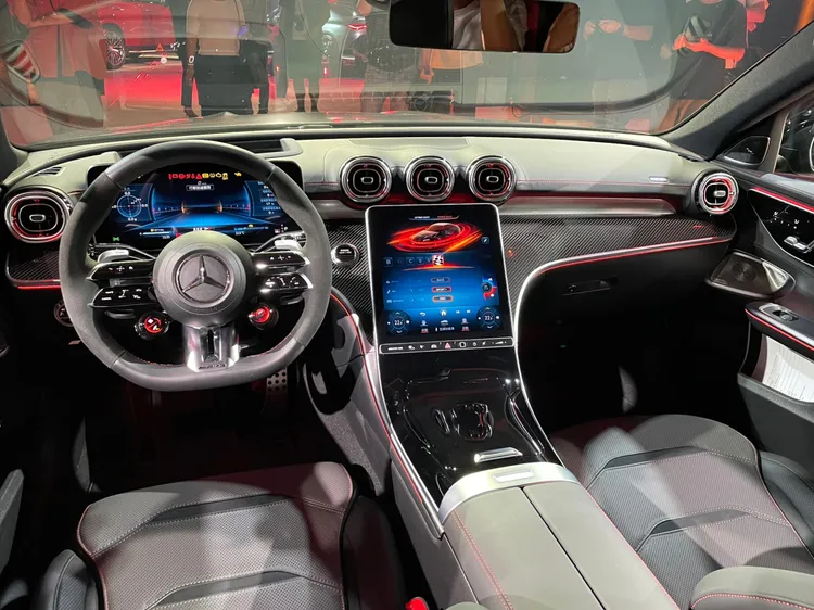 戰鬥化座艙內的數位儀表板，具備AMG 熱血氛圍的 Supersport 顯示風格，能以此風格顯示原廠導航系統與各種車輛資訊，提供便利的行車的數據紀錄。林浩昇攝