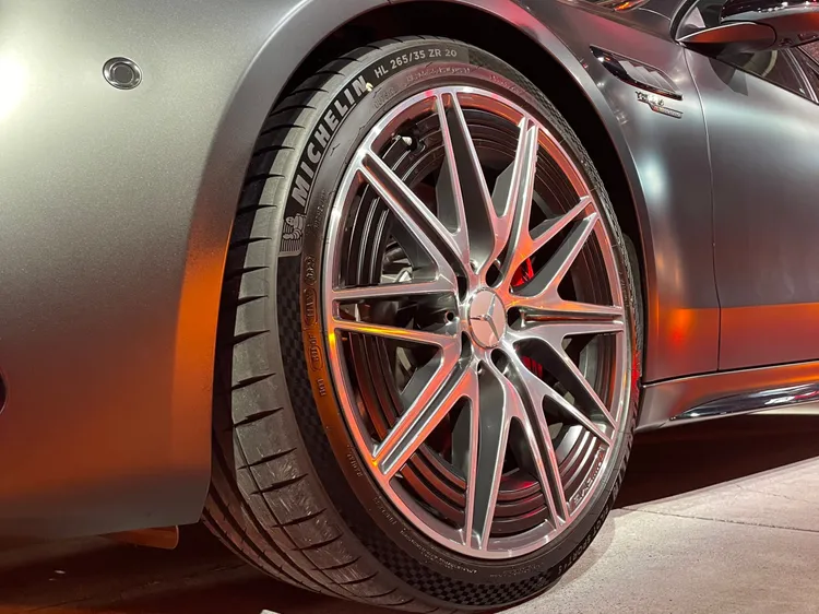 標配 AMG RIDE CONTROL 可變阻尼懸吊系統，能透過傳感器判斷路面狀態及駕駛情況，於毫秒間即時調整阻尼設定。林浩昇攝