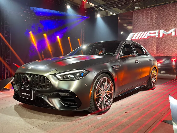 Mercedes-AMG C 63 S E PERFORMANCE車長增加 83mm、車寬增加 76mm、軸距增加 10mm，寬大雄壯的車頭侵略性十足。林浩昇攝