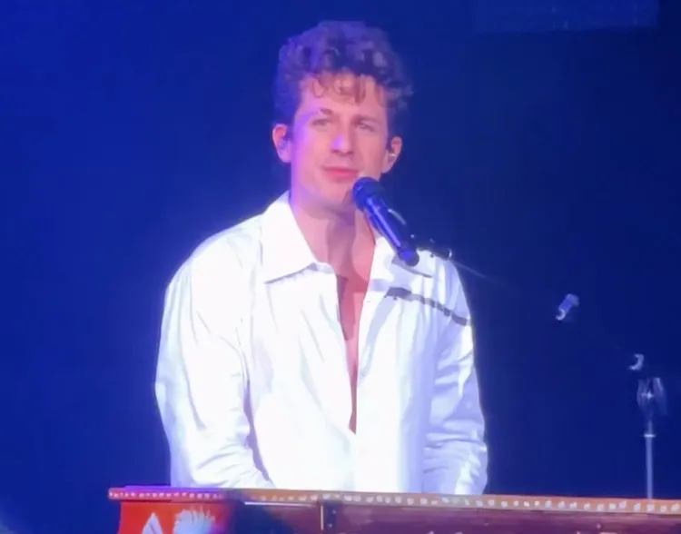 CP查理昨在演唱會上彈奏《六人行》主題曲悼念馬修派瑞。翻攝這女孩不愛吃土微博