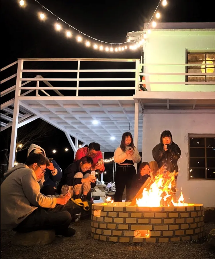 夜晚的候鳥羽露也可看見滿天星光璀璨，與三五好友齊聚烤肉，環繞營火談心，享受身心靈的全然放鬆。業者提供