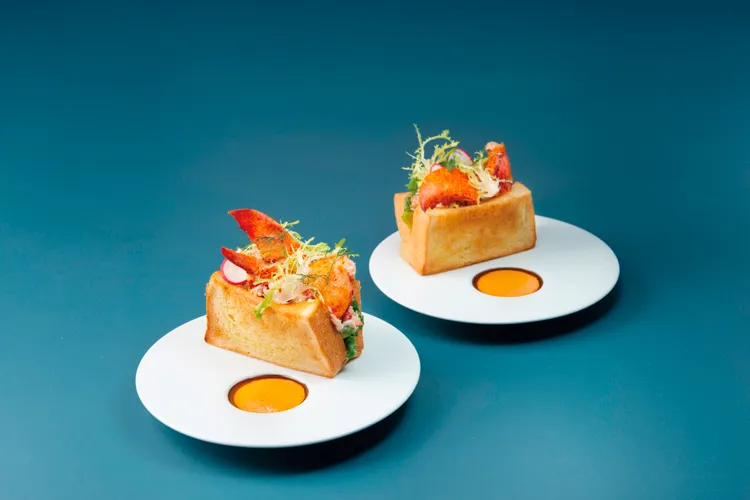 PAVO餐酒館推出期間限定「龍蝦三明治」。翻攝畫面