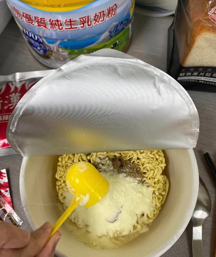 麻辣牛肉泡麵加3匙神物！網驚「超級搭」。翻攝臉書「我愛全聯-好物老實説」