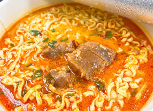 麻辣牛肉泡麵加3匙神物!網驚「超級搭」 過來人點頭喊:超好吃
