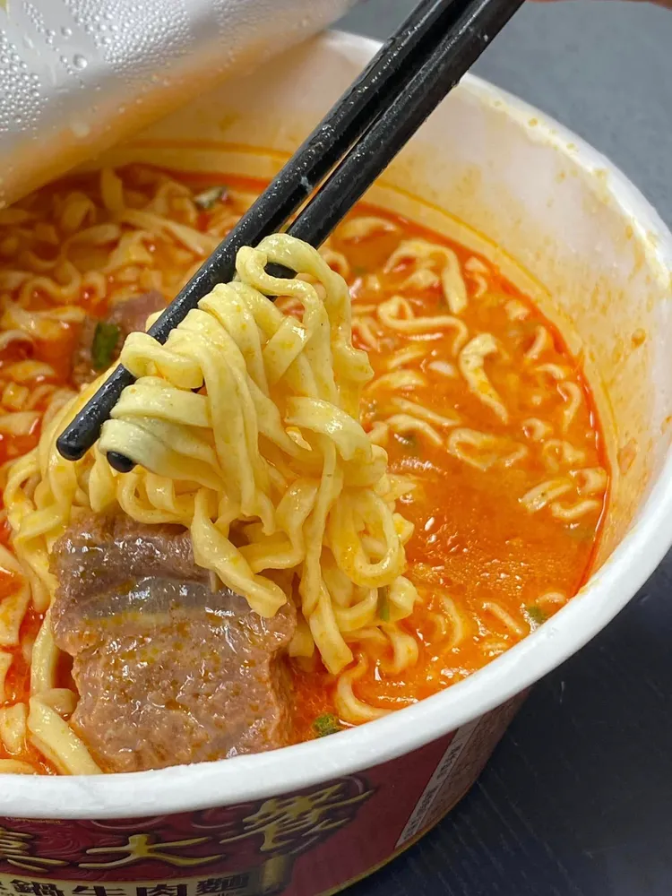 麻辣牛肉泡麵加3匙神物！網驚「超級搭」。翻攝臉書「我愛全聯-好物老實説」