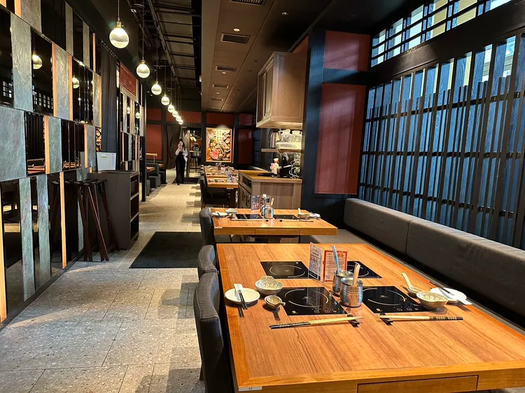 板橋大遠百老乾杯共78座位數、黑毛屋本家50座位數。陳怡文攝