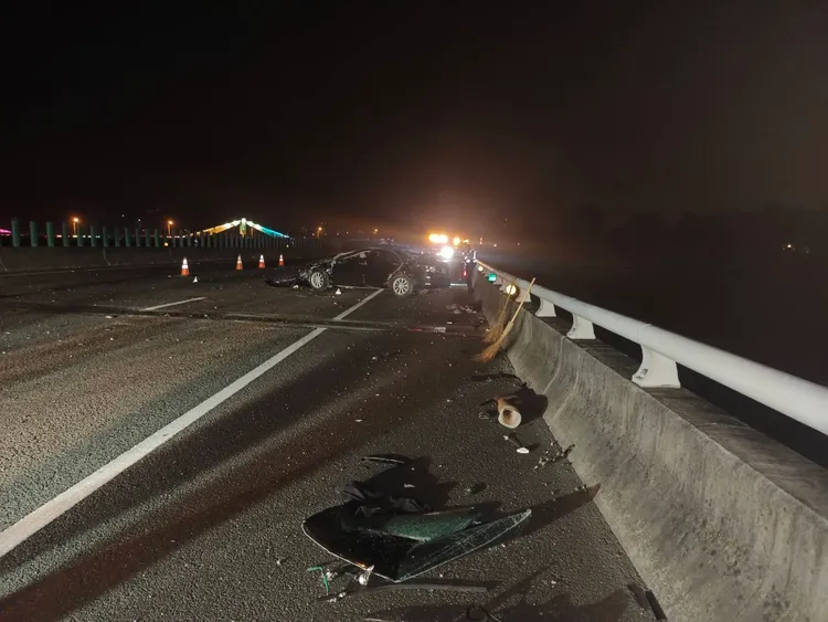 零件噴飛到路肩。讀者提供