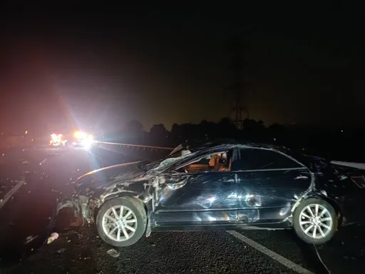 轿车国3自撞护栏翻覆　没系安全带？驾驶抛飞惨遭来车辗毙