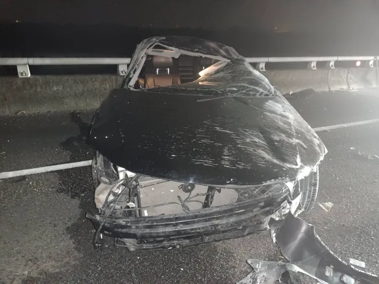 轎車受損嚴重。讀者提供