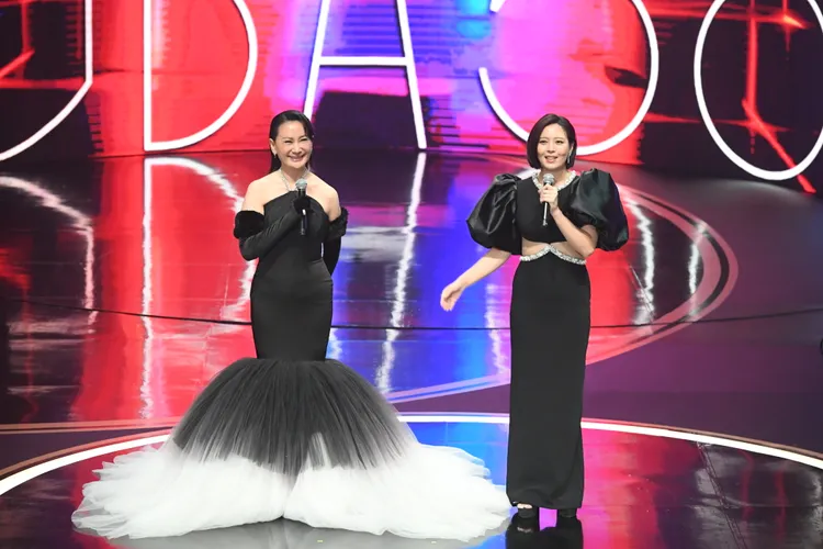 陳亞蘭與劉品言主持典禮。