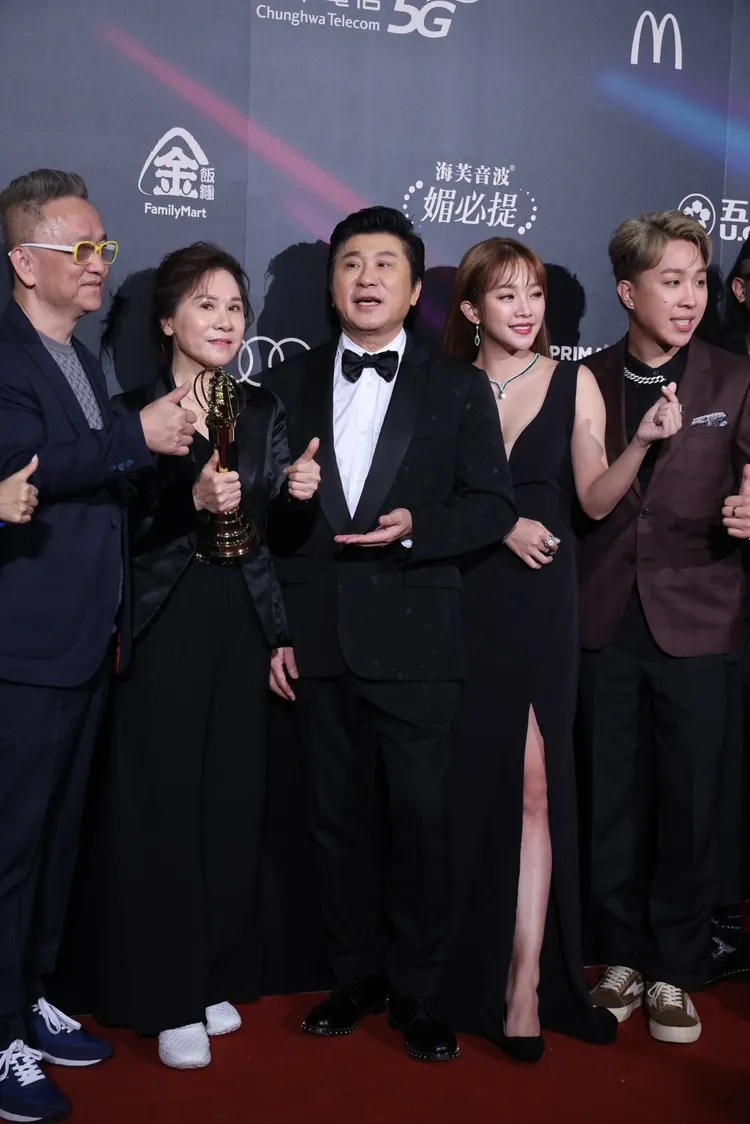 胡瓜與團隊開心拿獎。林林攝