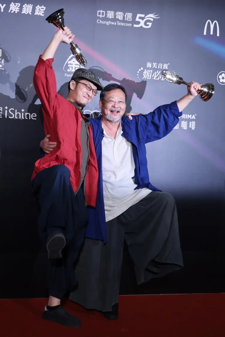 陳明章（右）與蕭詩偉獲自然科學及人文紀實節目主持人獎。林林攝