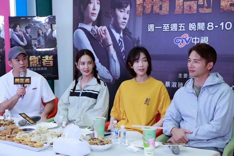 中視《開創者》首播，温昇豪（右起）、蔡淑臻、安心亞、韓宜邦邊直播邊看播出。中視提供