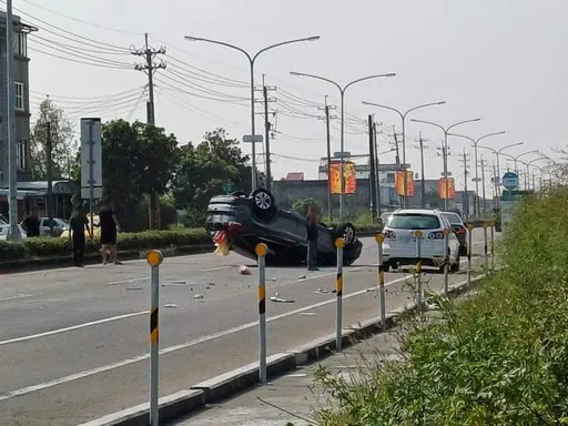 嘉義168線轎車翻覆躺路中　23歲男命危送醫宣告不治
