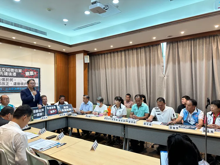 徵收戶冒著風雨前來出席記者會。潘袁詩羽攝