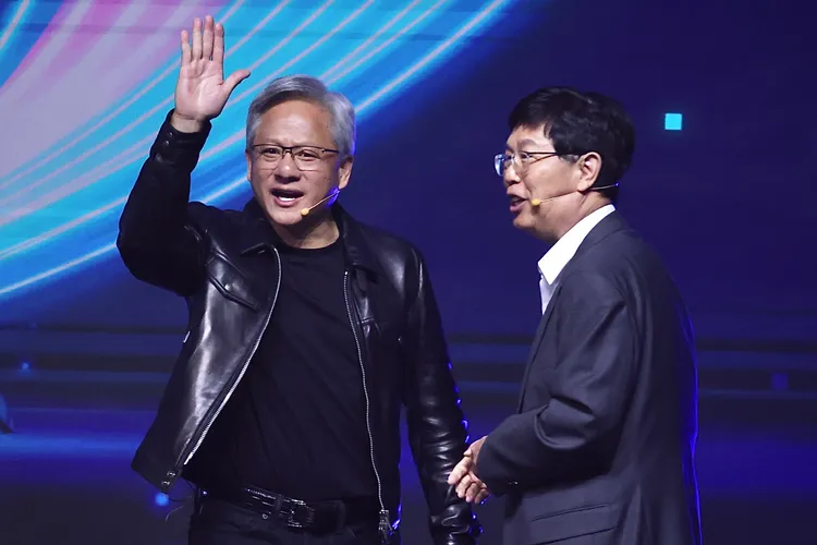 黃仁勳舉起手嗨喊「我們夜市見！」林林攝