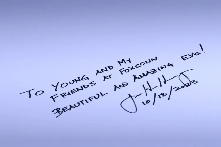 黃仁勳今天出席鴻海科技日，還在鴻海電動車上簽名獻上祝福。林林攝影